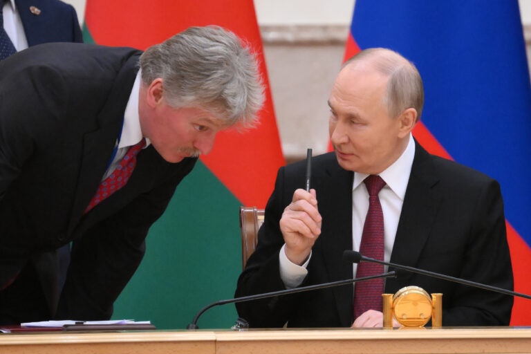 Ruský prezident Vladimir Putin a hovorca Kremľa Dmitrij Peskov.