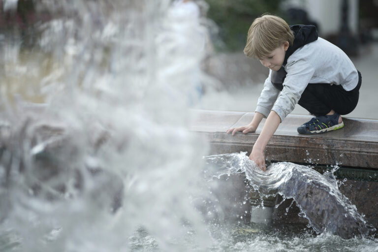 chlapec voda fontána