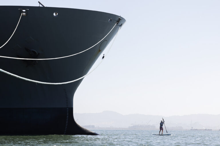 loď muž pádlovanie more