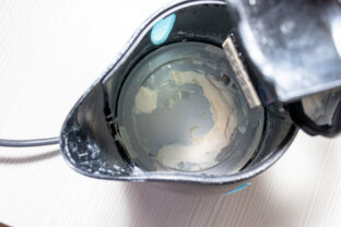 vodný kameň v kanvici