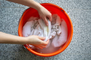 pranie zažltnutej bielizne