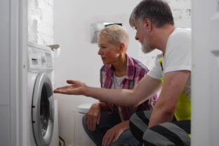 starý opravár práčok