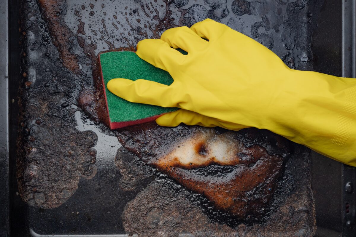 čistenie pripáleného plechu