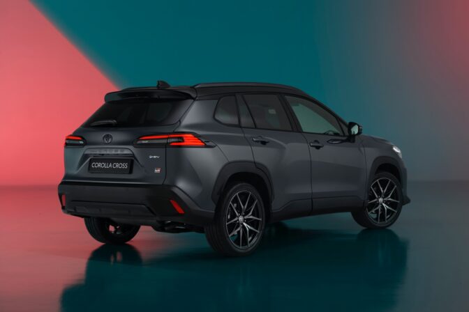 Toyota_corolla_cross_grsport_2025_01.jpg