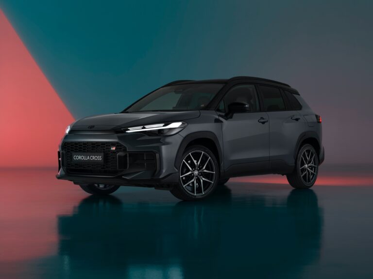 Toyota_corolla_cross_grsport_2025_02.jpg