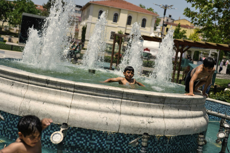 fontána deti teplo park Turecko