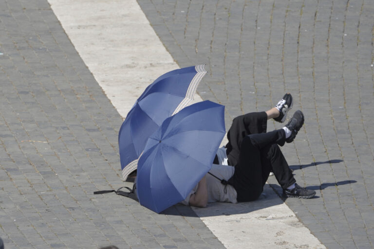 dáždnik ľudia konkláve vo Vatikáne