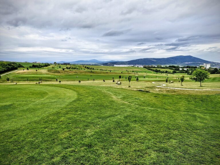 Golf, víno a staroslovenská hostina