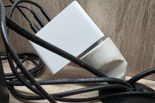 nabíjačka v zásuvke