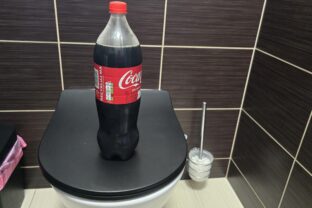 coca cola na čistenie toalety