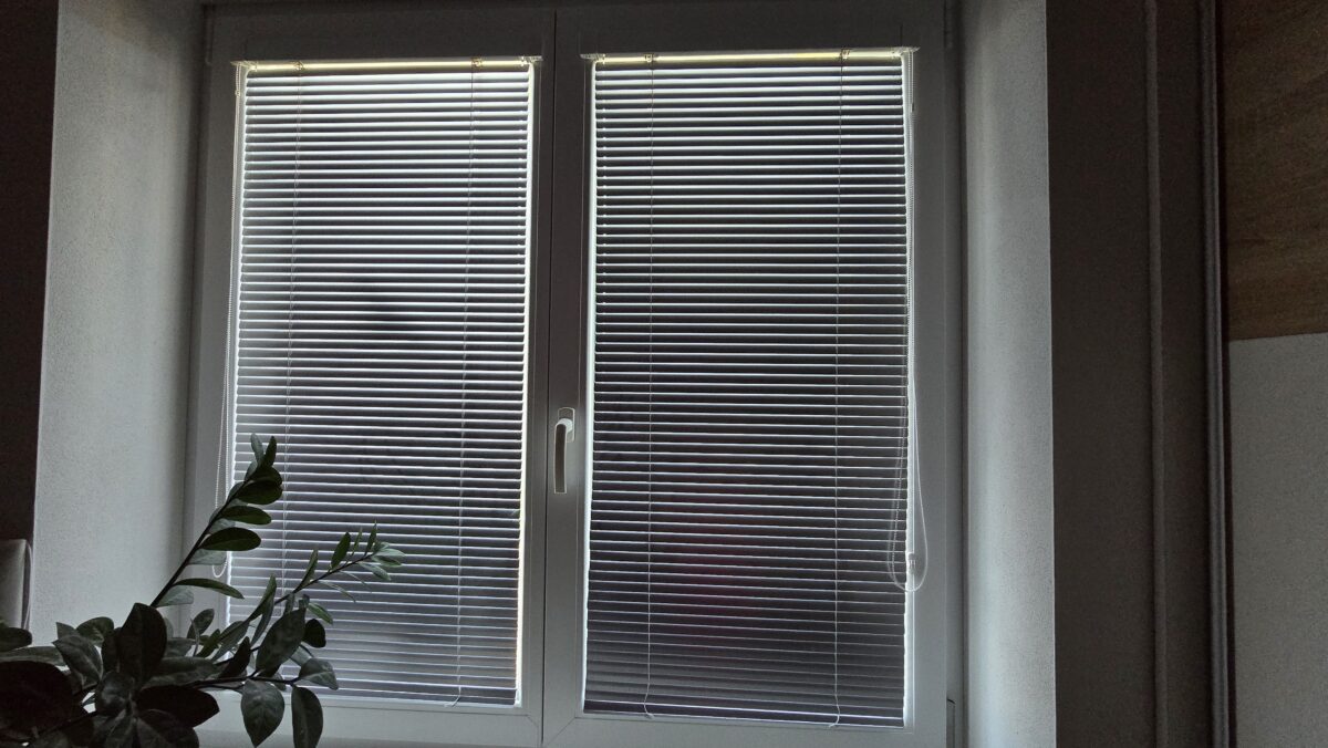 zatiahnuté žalúzie