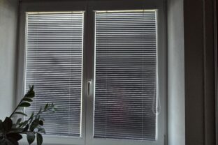 zatiahnuté žalúzie