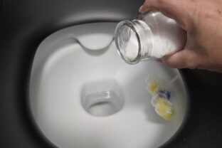 sypanie soli do záchoda