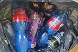 recyklácia platových fliaš a plechoviek
