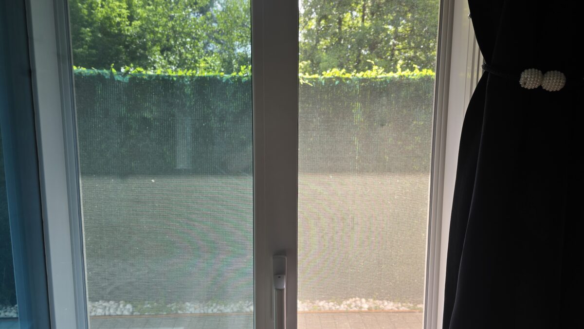 otvorené okno v lete