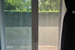 otvorené okno v lete