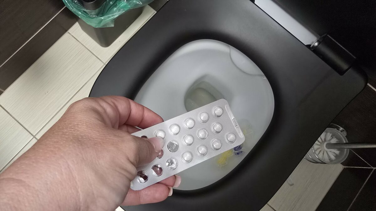 vyhadzovanie tabletiek do toalety