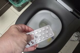 vyhadzovanie tabletiek do toalety