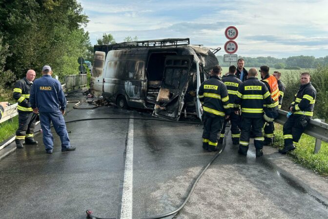 Zrážka kamióna s dvomi dodávkami medzi Kameničnou a Kolárovom.