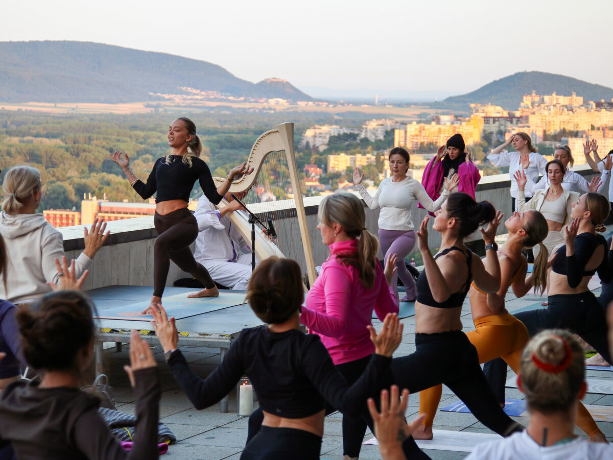 ľudia cvičiť joga východ slnka harfa hory mesto rieka