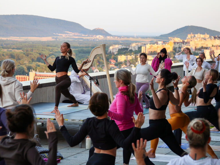 ľudia cvičiť joga východ slnka harfa hory mesto rieka