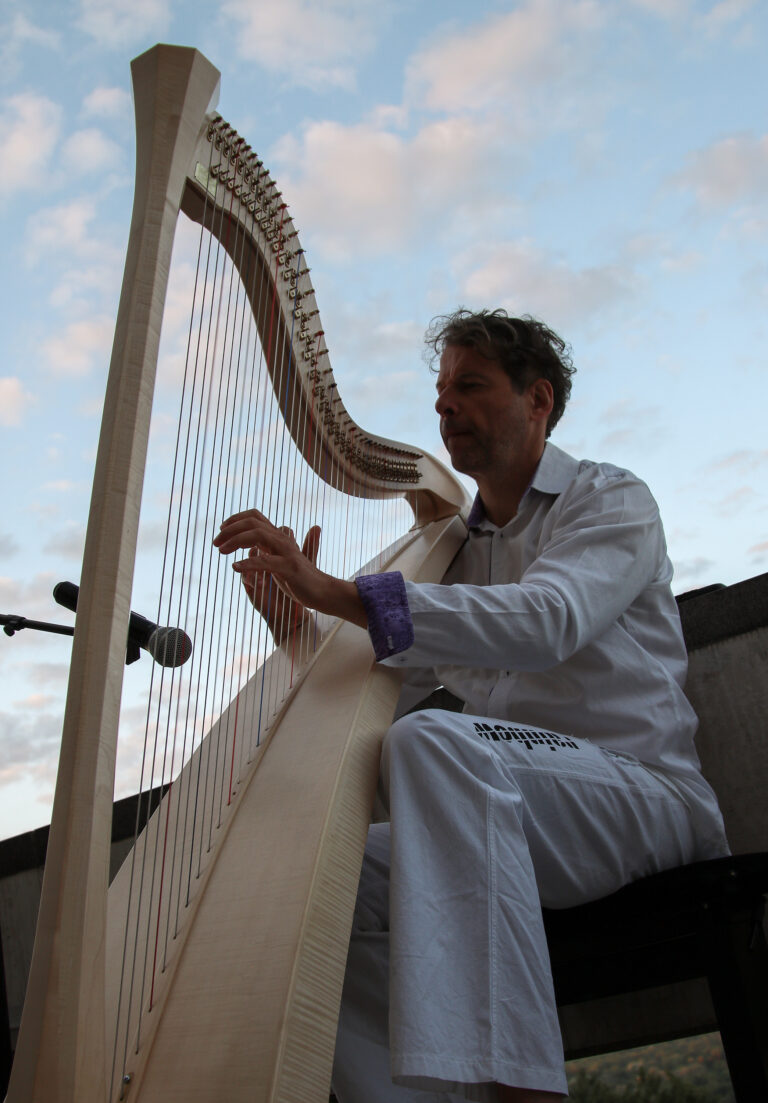 harfa človek obloha