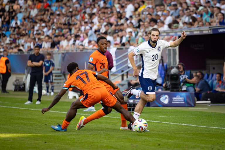 Alex Scott Antoni Milambo Ernest Poku futbal lopta ifrisko trávnik fanúšikovia tribúna