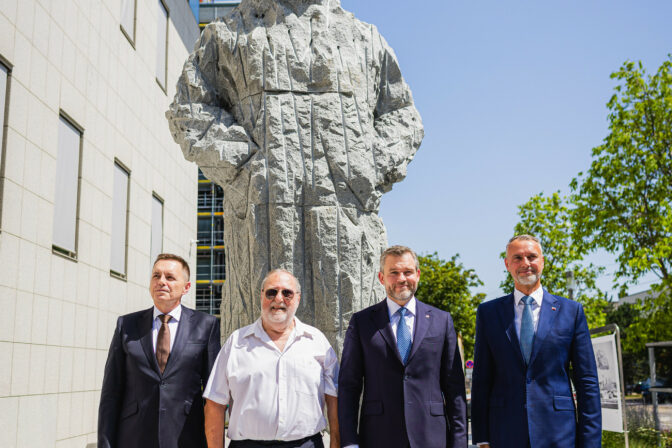 PREZIDENT: Odhalenie sochy Imricha Karvaša