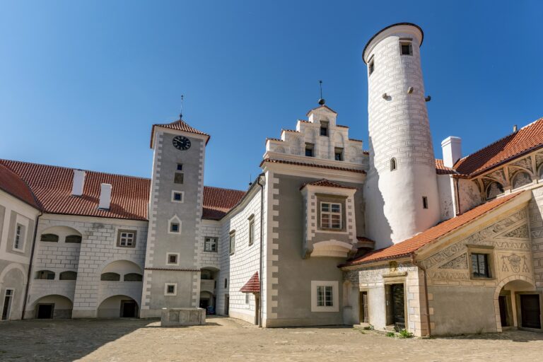 Červená Řečice: Zámok s červenou strechou, tajomstvami a takmer pápežom