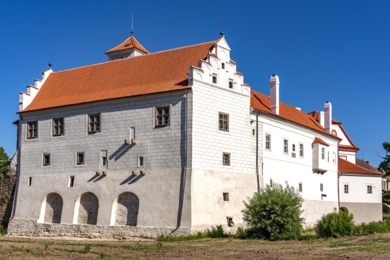 Červená Řečice: Zámok s červenou strechou, tajomstvami a takmer pápežom