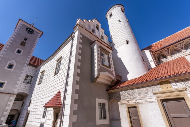 Červená Řečice: Zámok s červenou strechou, tajomstvami a takmer pápežom