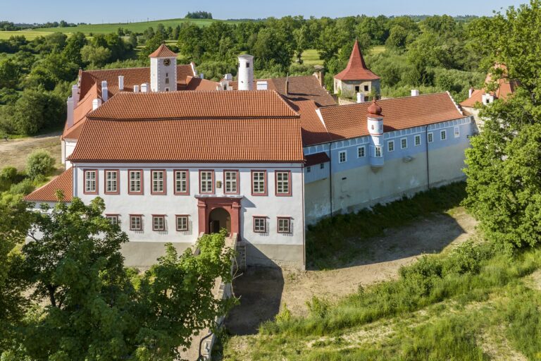Červená Řečice: Zámok s červenou strechou, tajomstvami a takmer pápežom