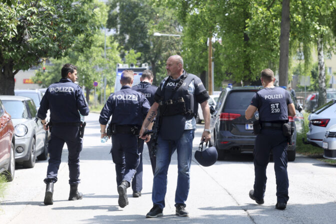 APTOPIX Austria School Police
