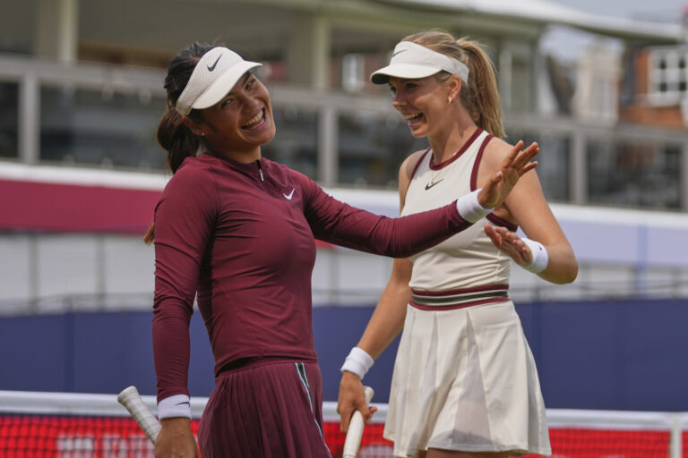 tenis ľudia Katie Boulter Emma Raducanu radosť