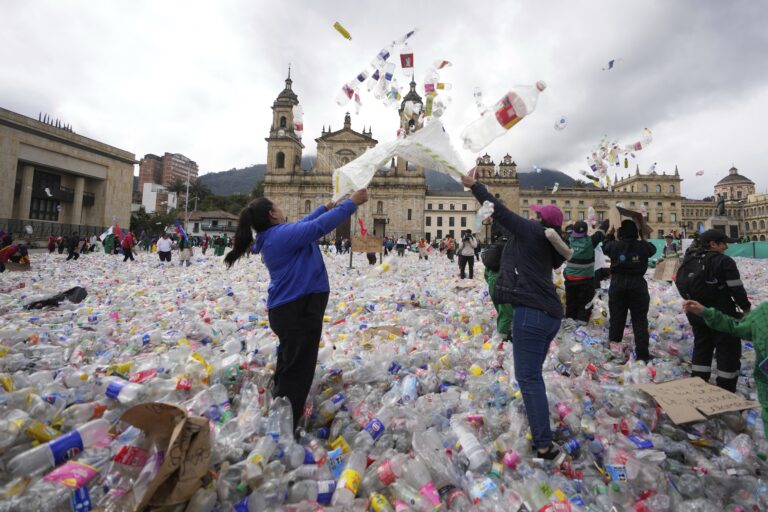 plasty fľaše protest ľudia námestie