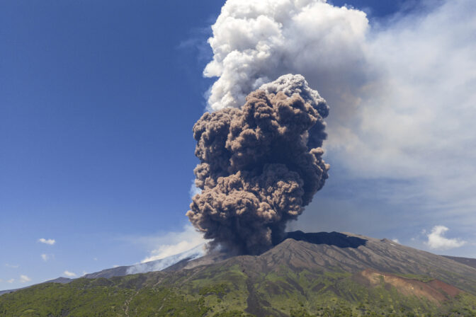 dym Etna sopka