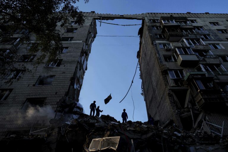 ľudia trosky zrúcanina obytný dom