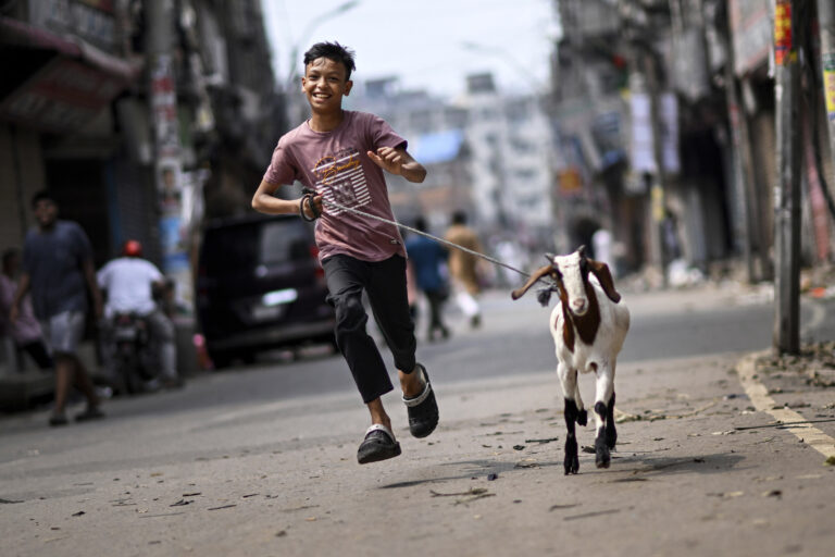 Chlapec beh koza ulica