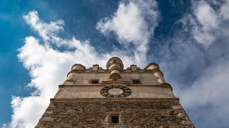 Brána Matky Božej je symbolom mesta a zároveň jedinou branou, ktorá sa zachovala z pôvodných piatich stredovekých mestských brán. Vznikla v dobe výstavby mesta a jeho hradobného systému na začiatku 2. polovice 13. storočia.
