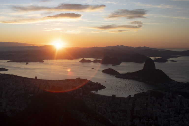 záliv západ slnko hory