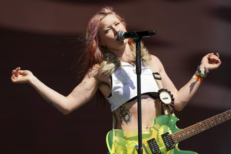 Rhian Teasdale hudba festival gitara