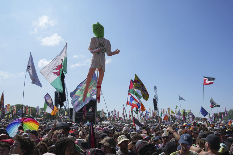 ľudia festival vlajky mimozemšťan