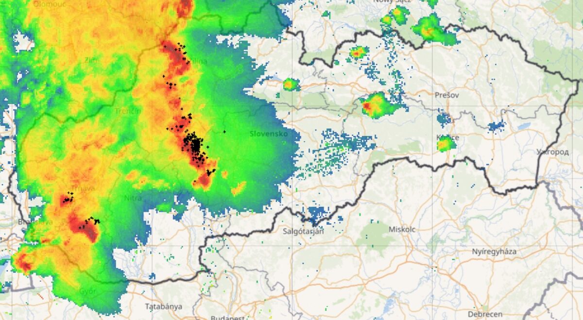 Búrky na Slovensku v pondelok 2. júna zhruba 30 minút pred polnocou.