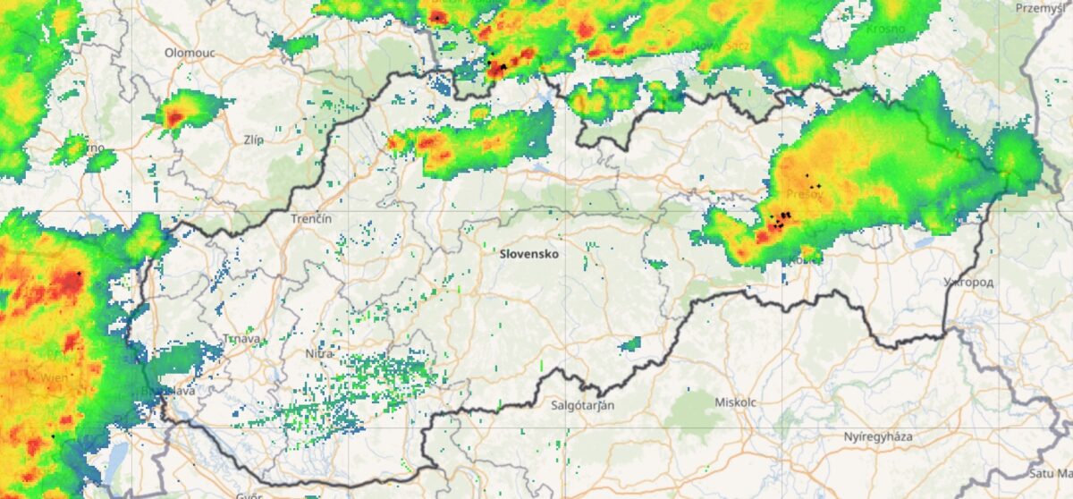 Búrky po siedmej večer prichádzajú na Slovensku smerom z Rakúska.