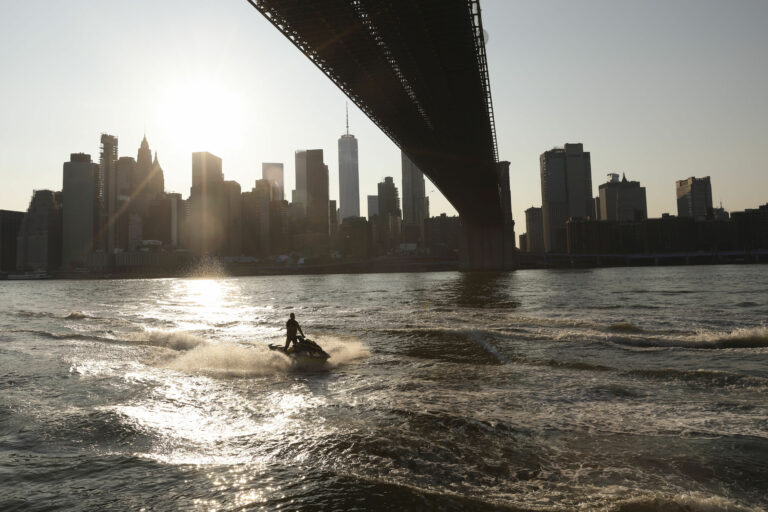 loď muž skúter most