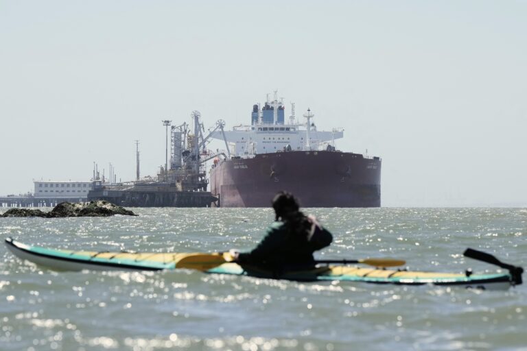 Prezident ekvádorského ľudu Waorani Juan Bay ropný tanker Chevron Long Wharf