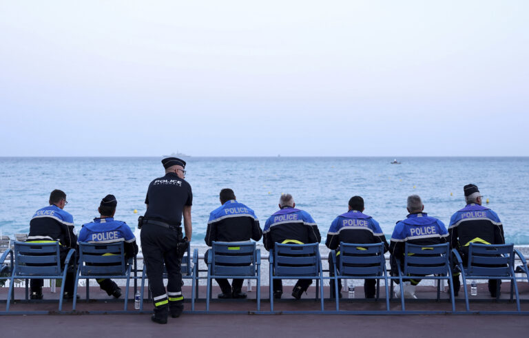 policajti more stoličky