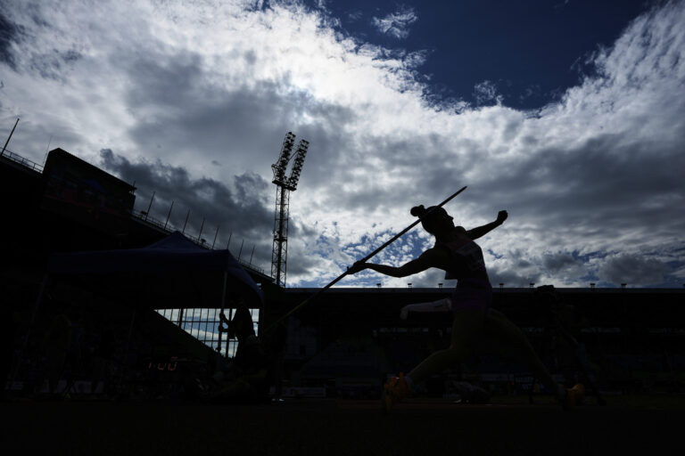 hod oštepom silueta