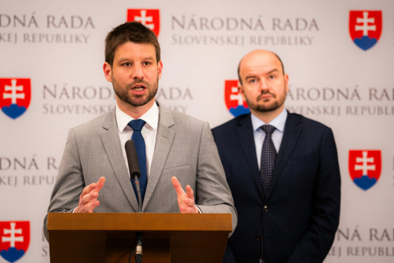 PS: Výzva na zmrazenie platov poslancov