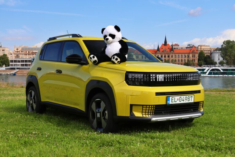 Fiat_grande_panda_v_bratislave_2025_02.jpg